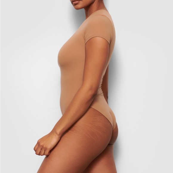 SKIMS Fits Everybody
T-SHIRT BODYSUIT - Picture 3 of 7